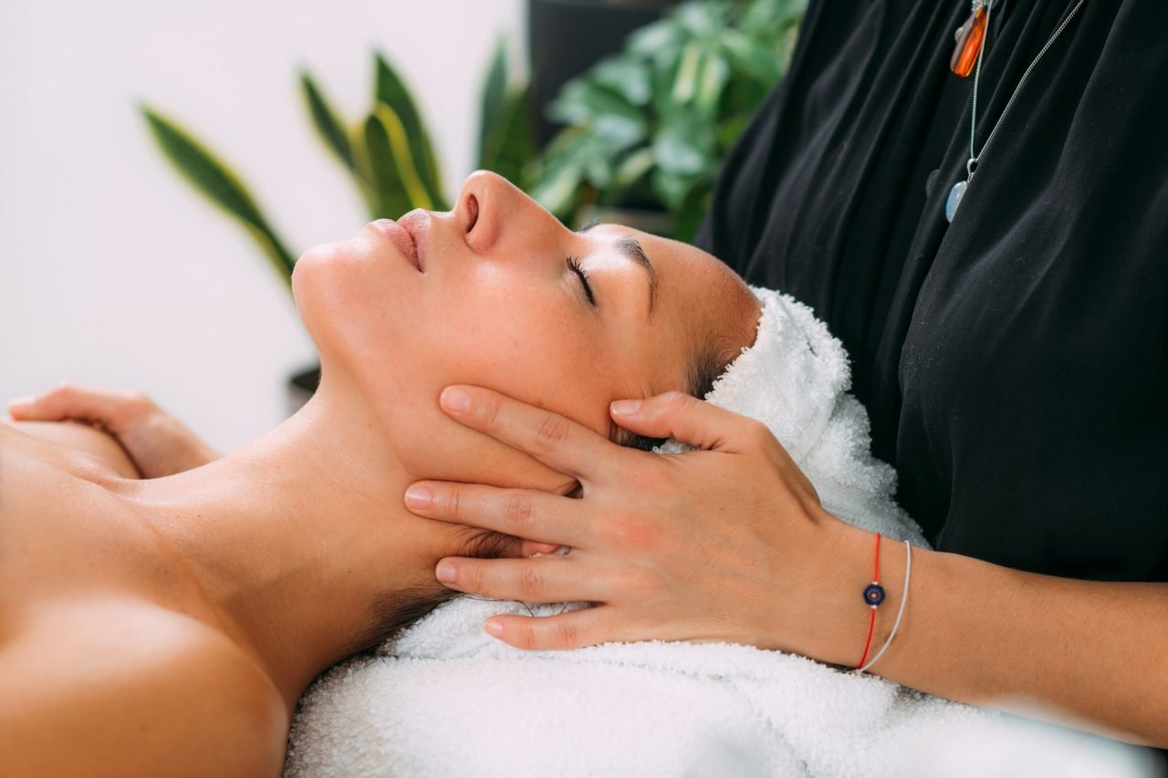 Mujer recibiendo masaje shiatsu