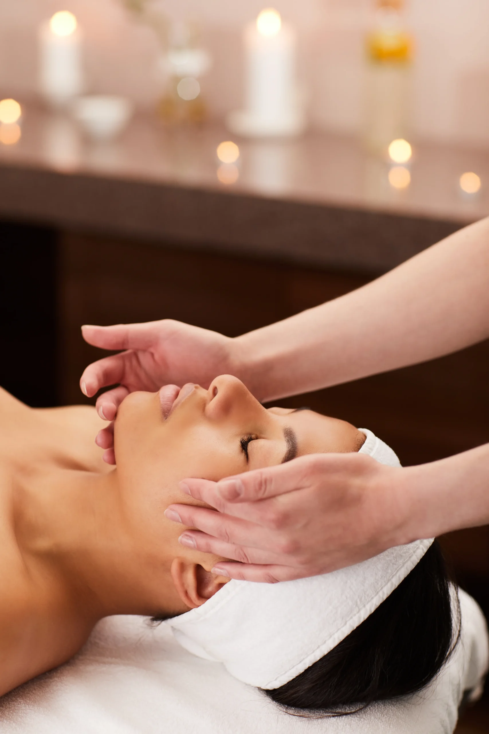 Esteticista realizando masaje facial