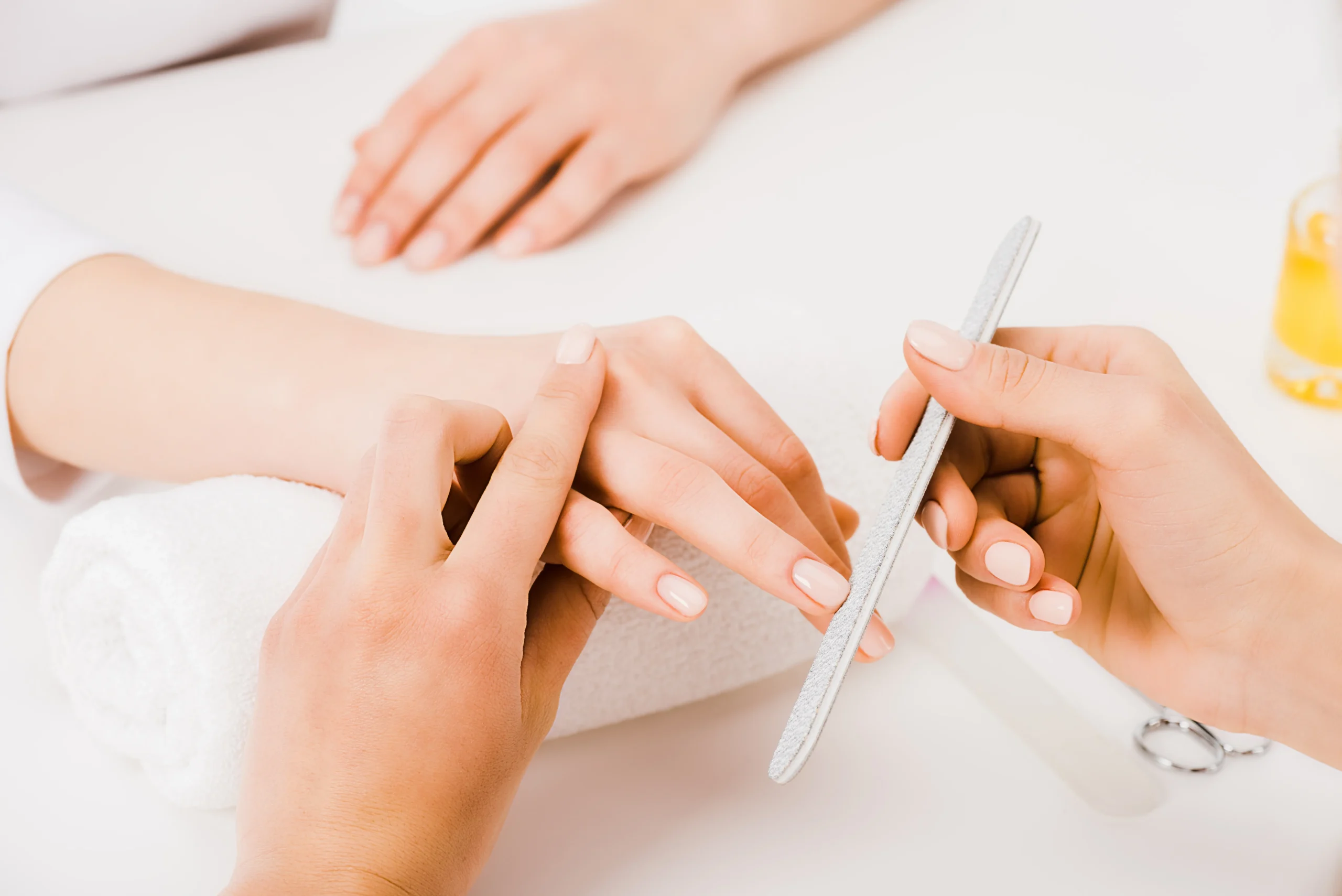esteticista limando uñas
